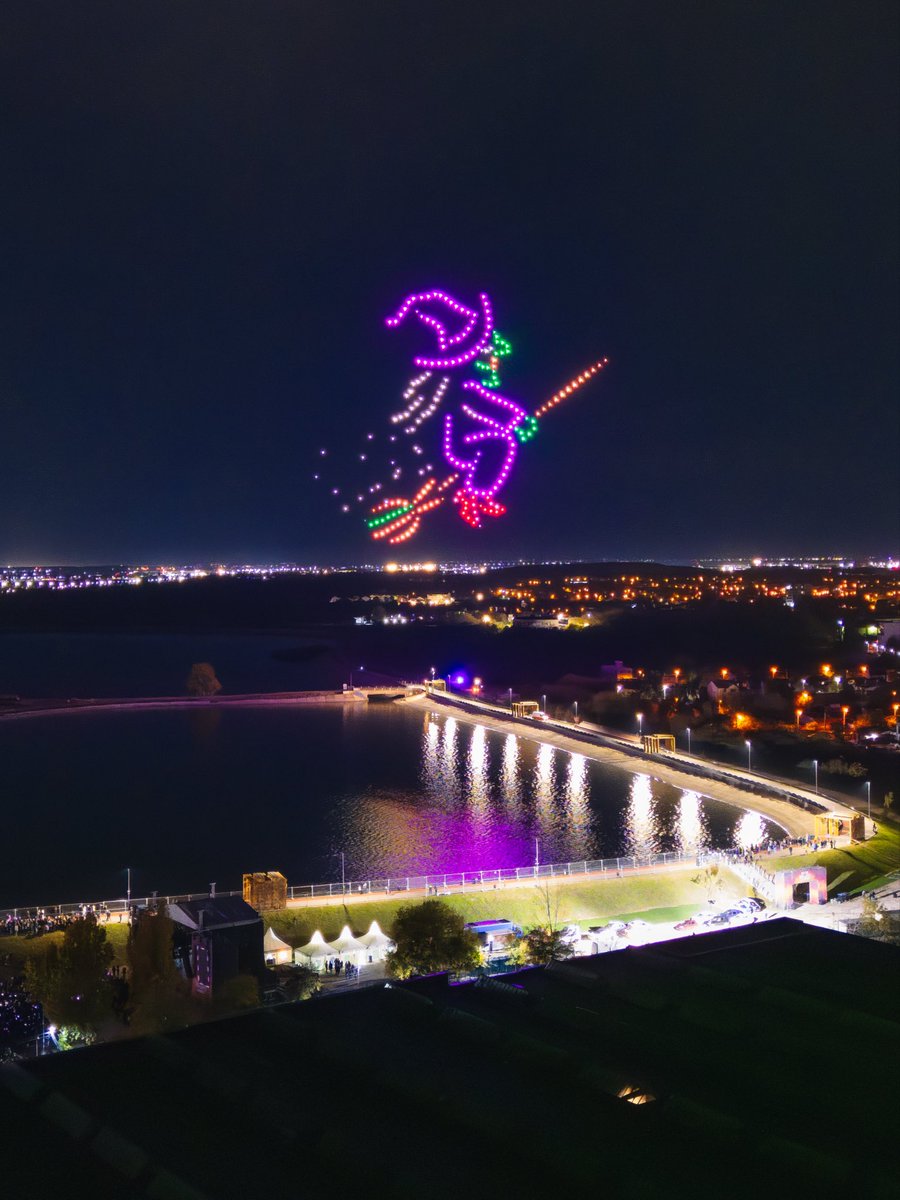 flystackshows's tweet image. Happy Halloween!👻
#Halloween #droneshow #flystack #WestSideHalloFest