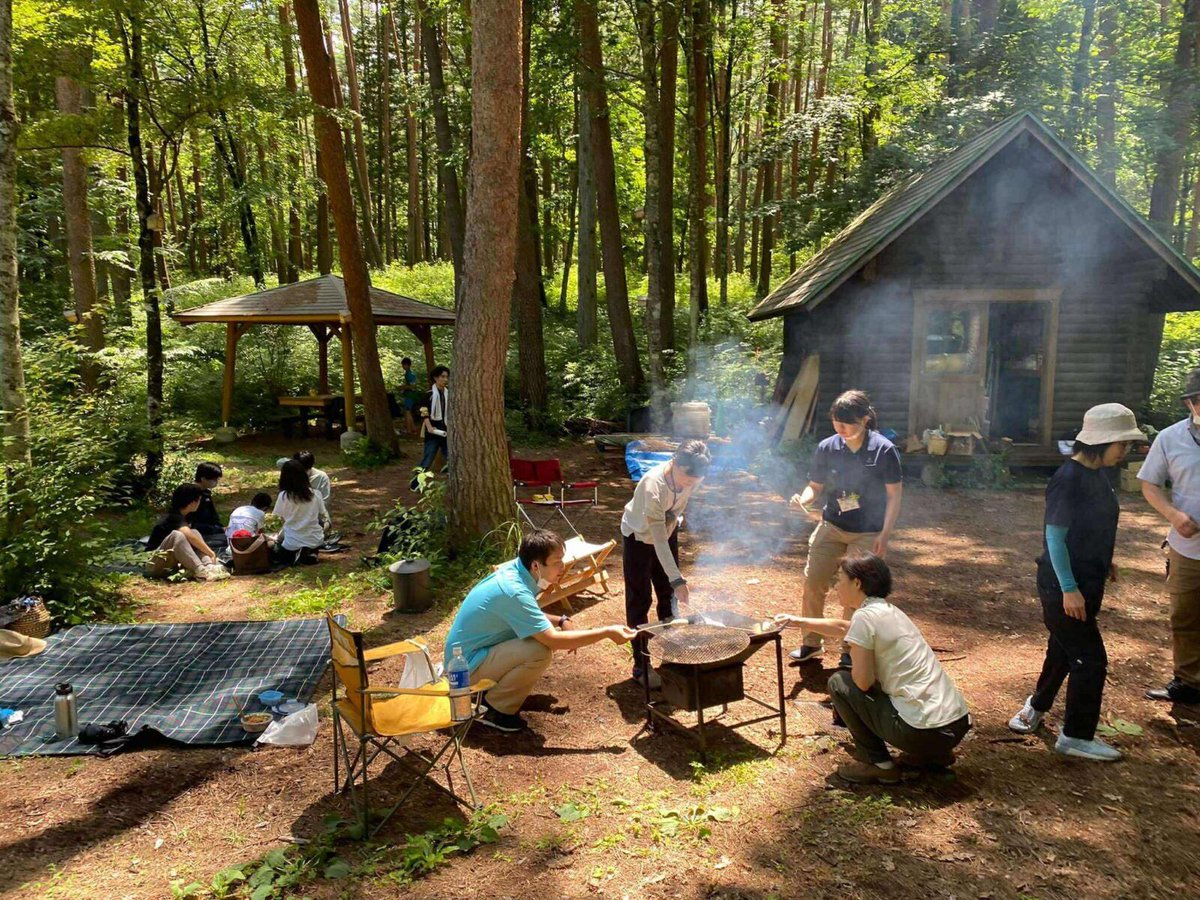 毎月1回長野・伊那谷で開催される「たき火の日」。森で山菜を摘んで天ぷらに、パンやソーセージを焼いて。

「森には同じ木が一本もないように、多様性を受け入れてくれる包容力があると感じています」
長野・伊那で森と人をつなぐ取り組みを追います🌳
digthetea.com/2025/10/dig-na…