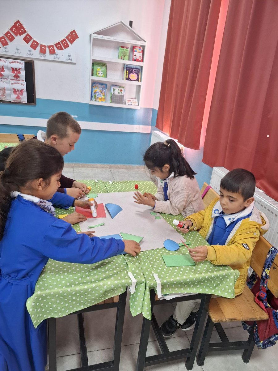 gunbuldu's tweet photo. 2. sınıf matematik dersinde okul temelli planlama kapsamında geometrik şekillerden şehir tasarımı yapıldı.

@tcmeb
@agrimem
@hasan_kokrek
@Diyadin004
@diyadinmem
@remzi0479 https://t.co/jrQkb7aQJy