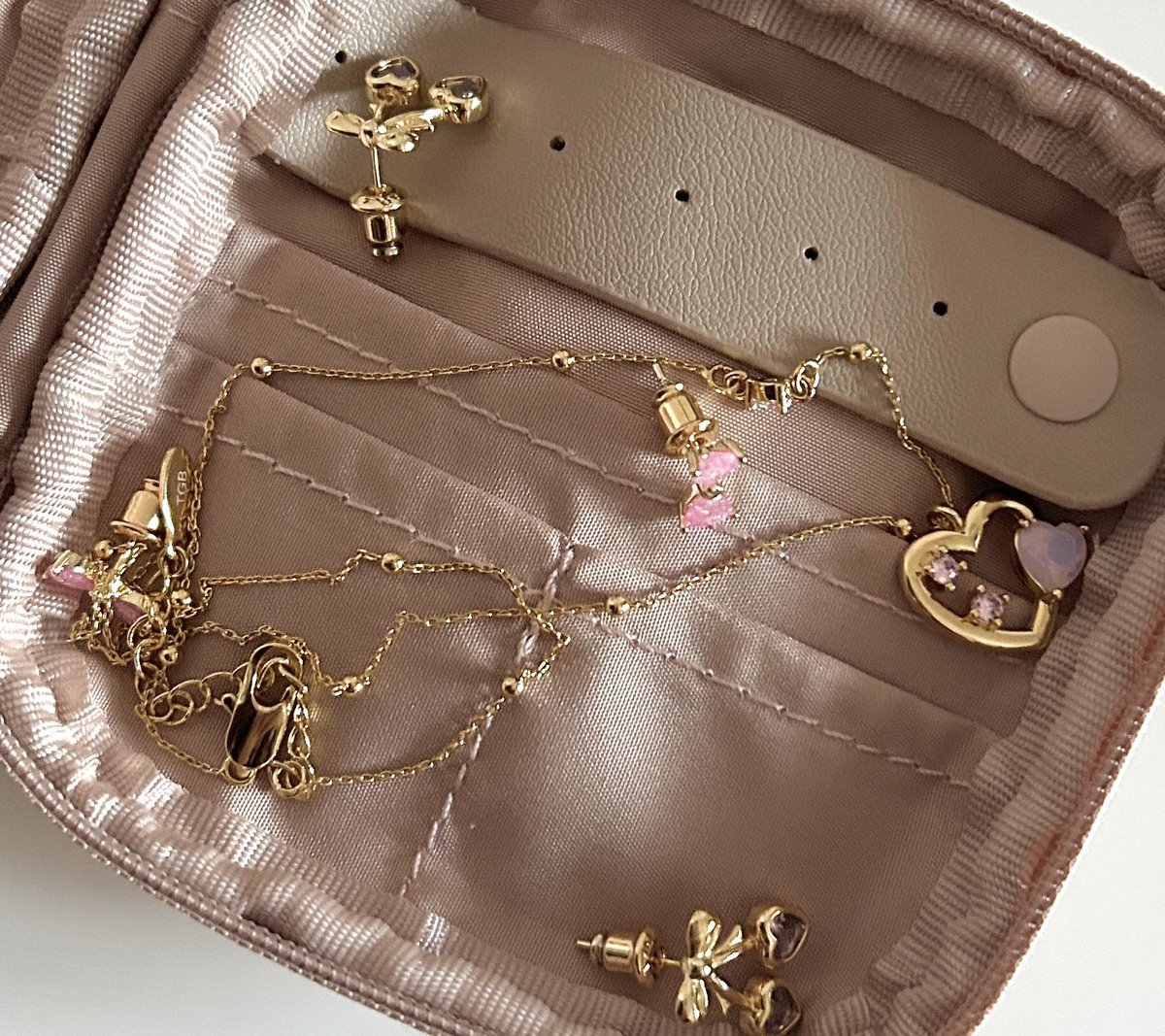 sonhosaurus's tweet photo. Thegreenbox เขาทำกล่องจุ่มเครื่องประดับอีกแล้วทุกคนนน ได้ตั้งสามอัน แล้ว jewelry เขาน่ารักทุกชิ้นน เปิดให้กดพรุ่งนี้เที่ยงนะๆ🎀🦢🪽 https://t.co/5uIghnHDi7