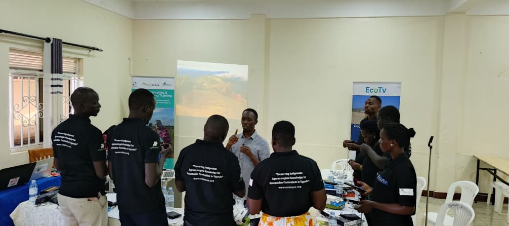 copacso's tweet photo. Nsamba Ryan Gordon leading #ParticipatoryMedia training. Youth master storytelling/videography, securing Indigenous Knowledge for #EcoTV! @TrustAfrica

@AngelloDevFdn @PeterVardyFdn @IFIPorg @MastercardFdn @UNESCO @WorldBank @CISCO @AgroecologyFund https://t.co/q2hJD2RD9k