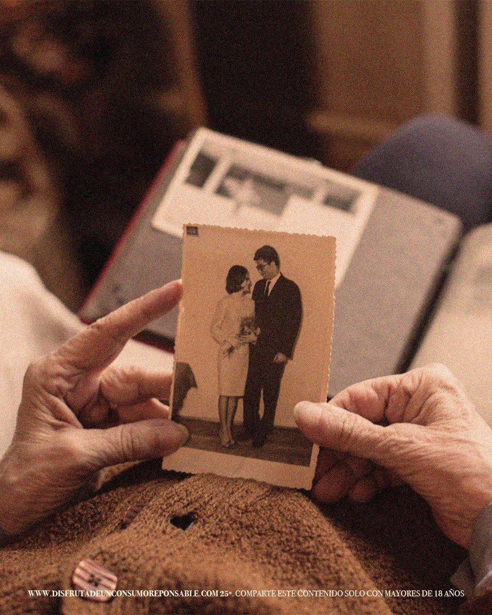 No hay sobremesa completa sin el momento álbum.

Esa mezcla de vergüenza, risas y recuerdos que pasa de generación en generación.