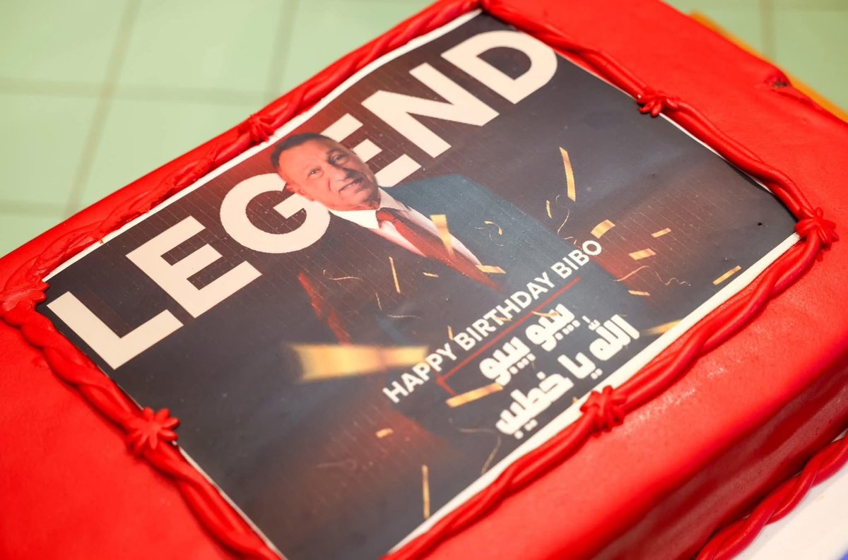 قائمة الكابتن محمود الخطيب تحتفل بعيد ميلاده على هامش انتخابات مجلس الادارة 🦅🔴