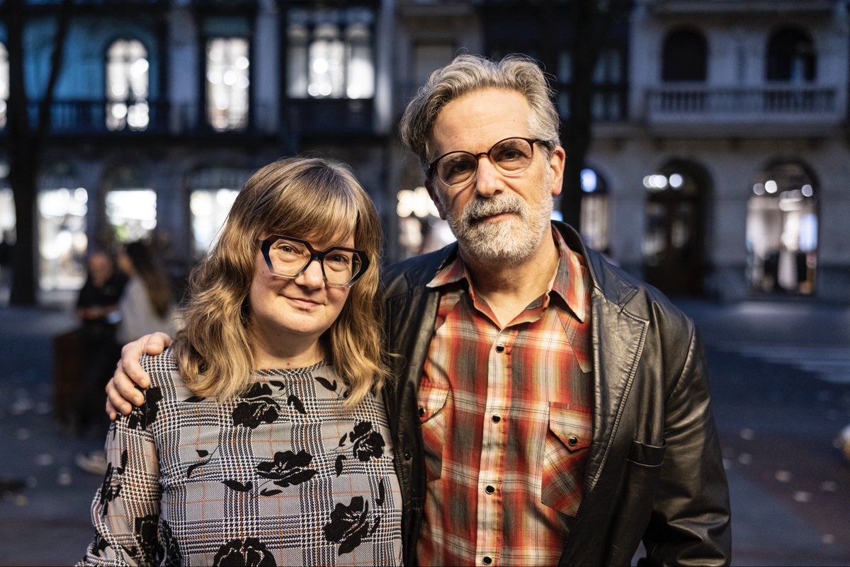 Llega el fin de semana y hay dos nuevos vídeos recién publicados en nuestro canal de YouTube. ¿Casualidad? 🙃

1/2 Jonathan Lethem en conversación con Mara Faye Lethem. En inglés con subtítulos en castellano (también está la versión doblada).
youtu.be/1y9ZWVqN5t0?si…