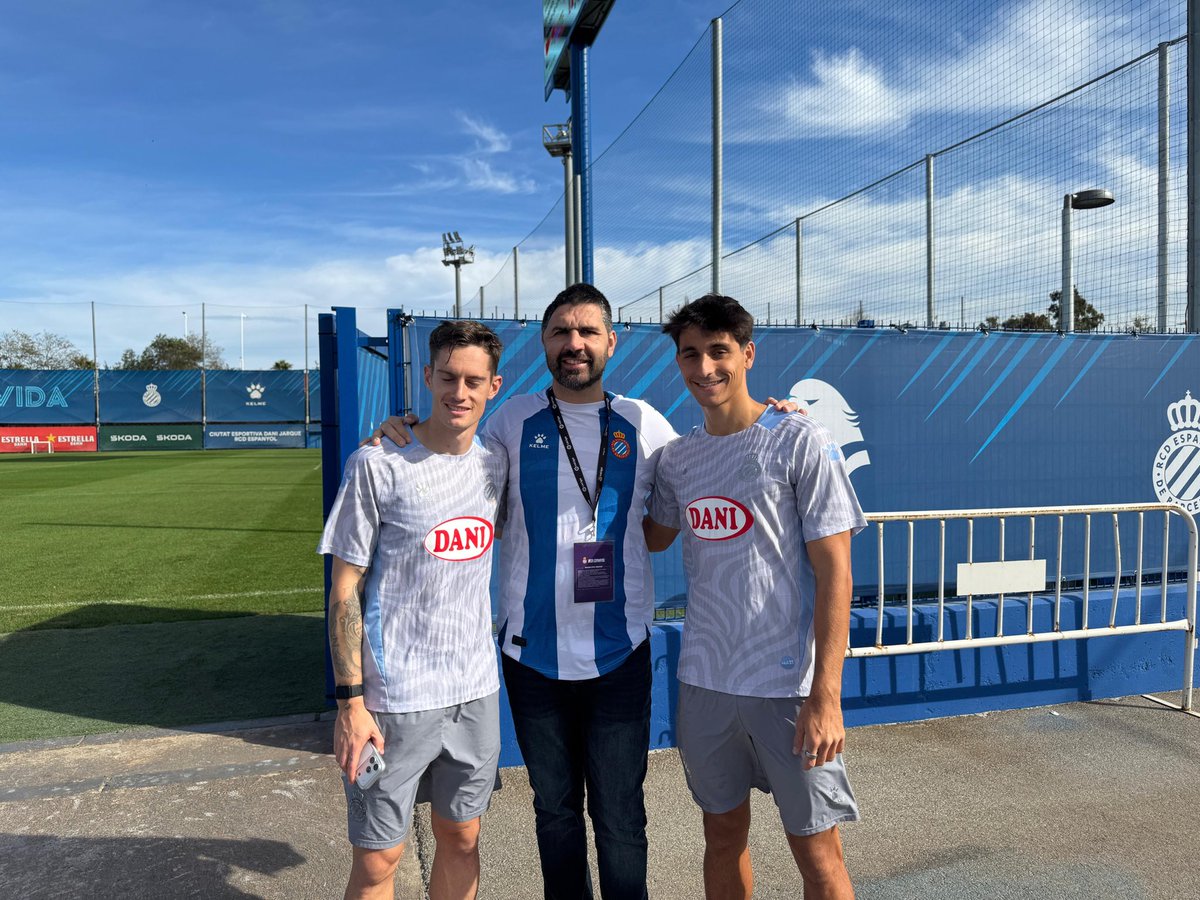 Avui hem rebut una visita molt especial a l’entrenament. El Sergio continua avançant en la seva recuperació amb molta força. Ens ha encantat veure’t, Sergio! 🙌 #RCDE