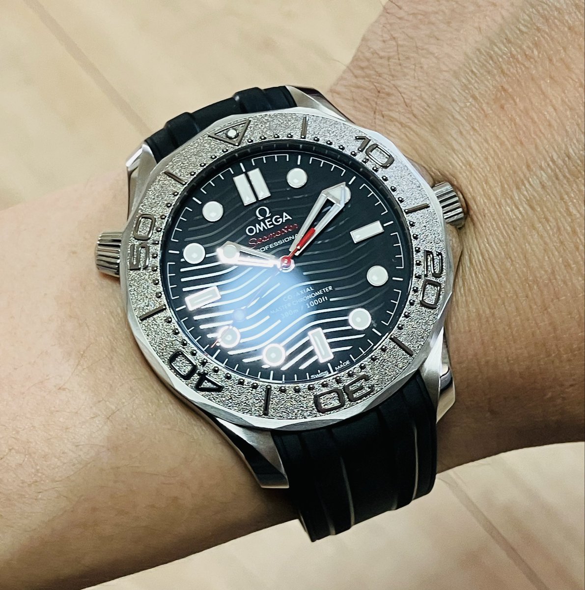 stojakovickings's tweet photo. シーマスターダイバー300Mネクトンエディション

◯文字盤に施された波模様のエングレーブは、見る角度によって様々な表情を見せてくれる。
◯グレード5のチタニウムベゼルは、ダイビングスケールが浮き上がり凝った作りとなっている。
◯赤色の秒針が良いアクセントになっている
#WN100_koseiwatch https://t.co/w2QKNBRRiS