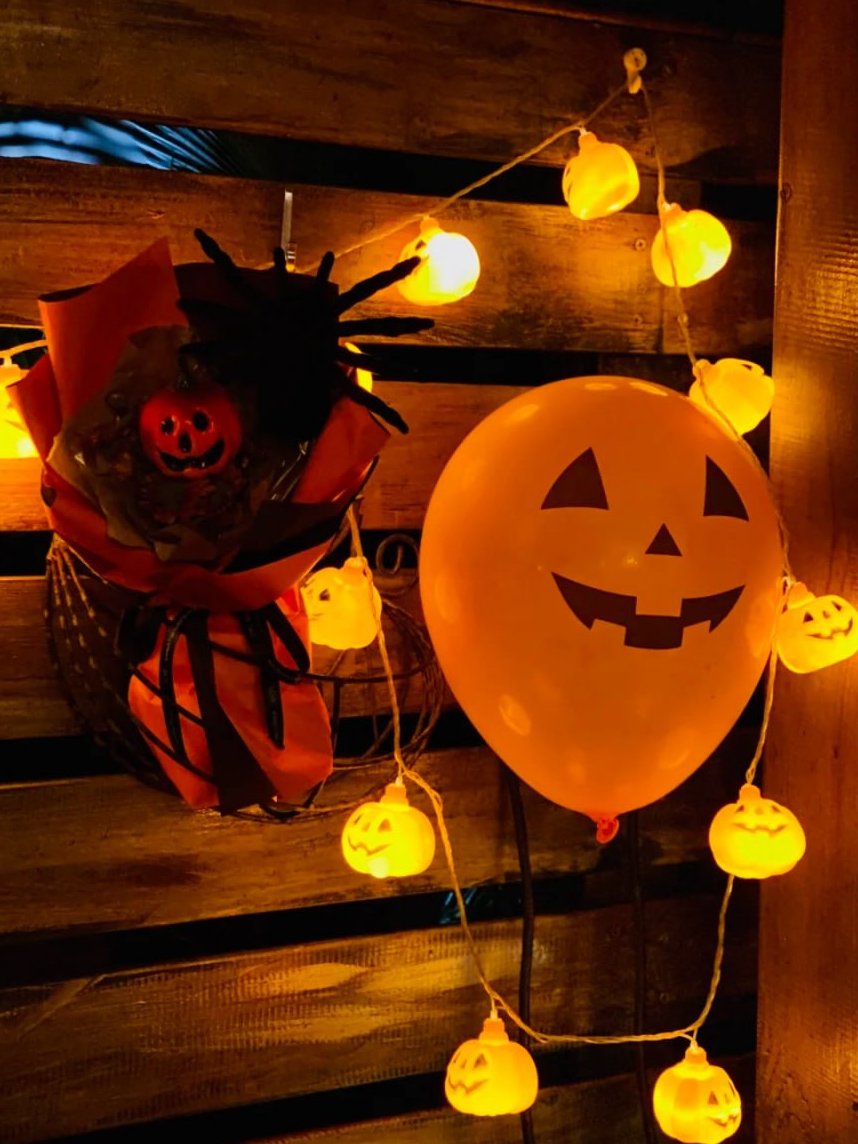 Ruby08855's tweet image. 🎃 Crisp autumn air, pumpkins everywhere! 🍂London&apos;s glow is spooky tonight. 👻 Let&apos;s get lost in the pumpkin lights! ✨