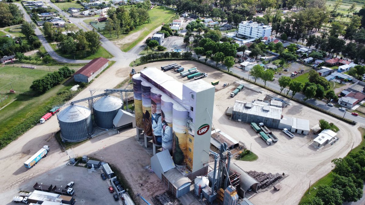 IrazabalDiego's tweet image. Gracias a la @urf_cooperativa el ingreso a Trinidad exhibe ahora un imponente mural de José Gallino. 
Solo quienes creen en el valor de la producción, la educación, la cultura y el arte juntos pueden lograrlo. 
¡Gracias URF por hacer visible lo que somos como departamento!