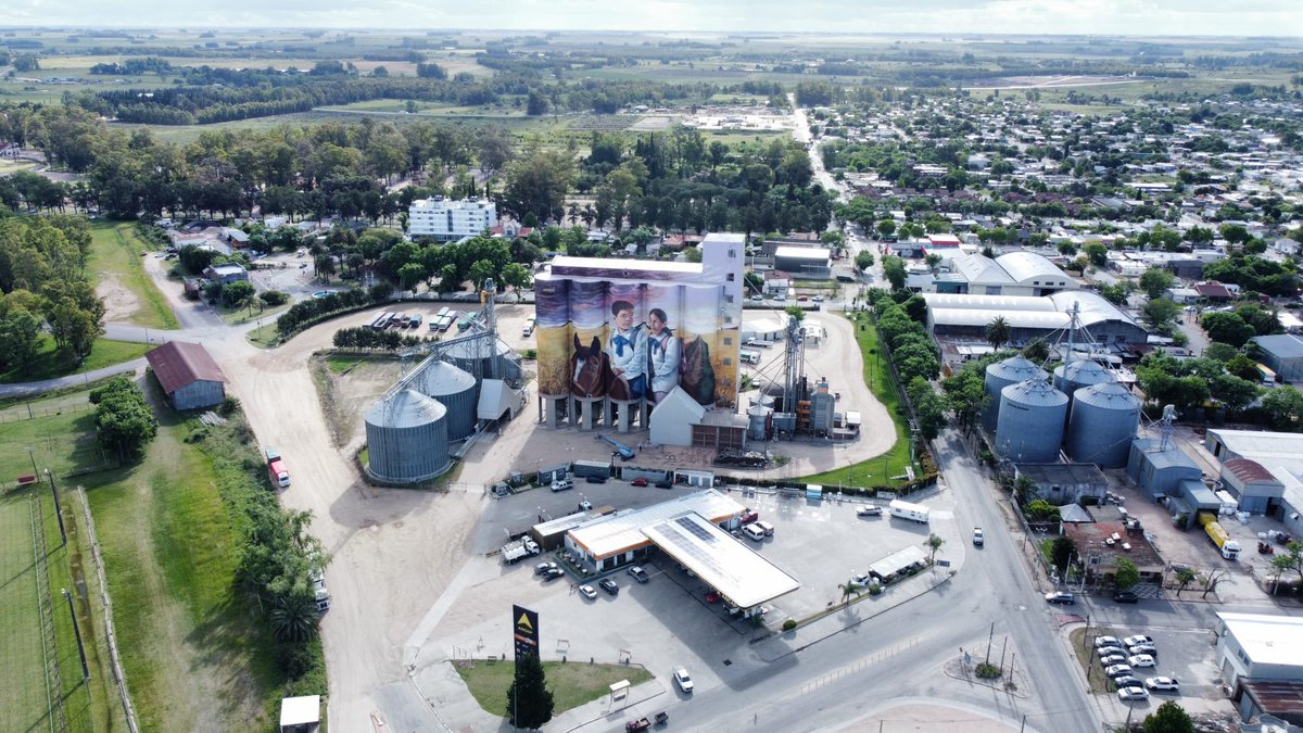 IrazabalDiego's tweet image. Gracias a la @urf_cooperativa el ingreso a Trinidad exhibe ahora un imponente mural de José Gallino. 
Solo quienes creen en el valor de la producción, la educación, la cultura y el arte juntos pueden lograrlo. 
¡Gracias URF por hacer visible lo que somos como departamento!