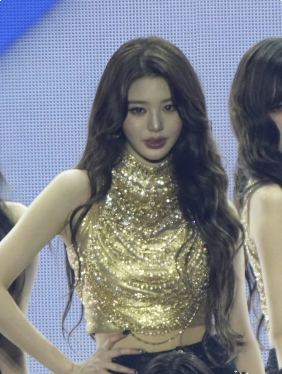 RubyAcesa's tweet image. THSI OUTFIT!!!!!