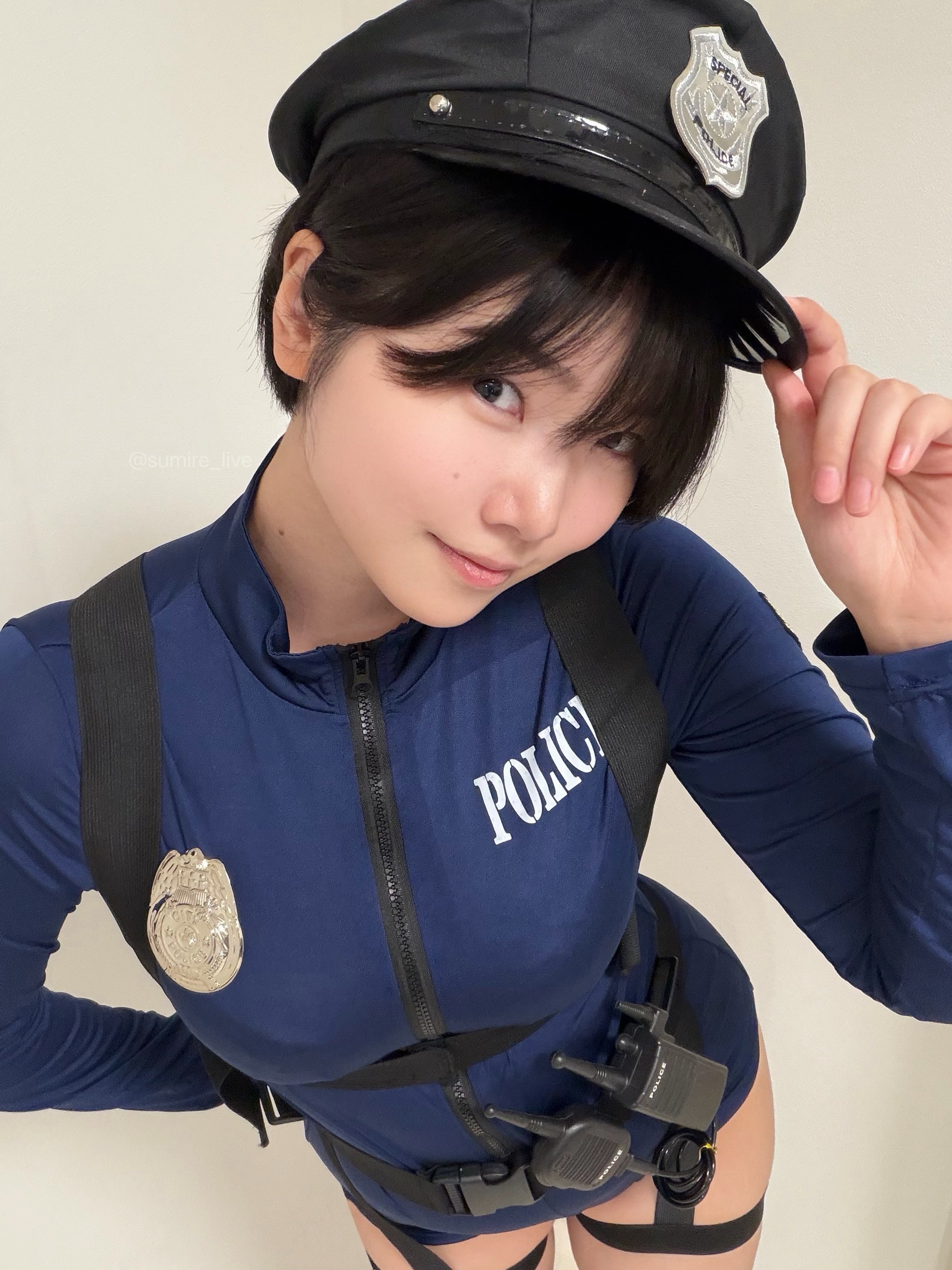 今年のハロウィンコスプレはポリス 似合ってる〜？｜すみれch（@sumire_live）エロ動画まとめ