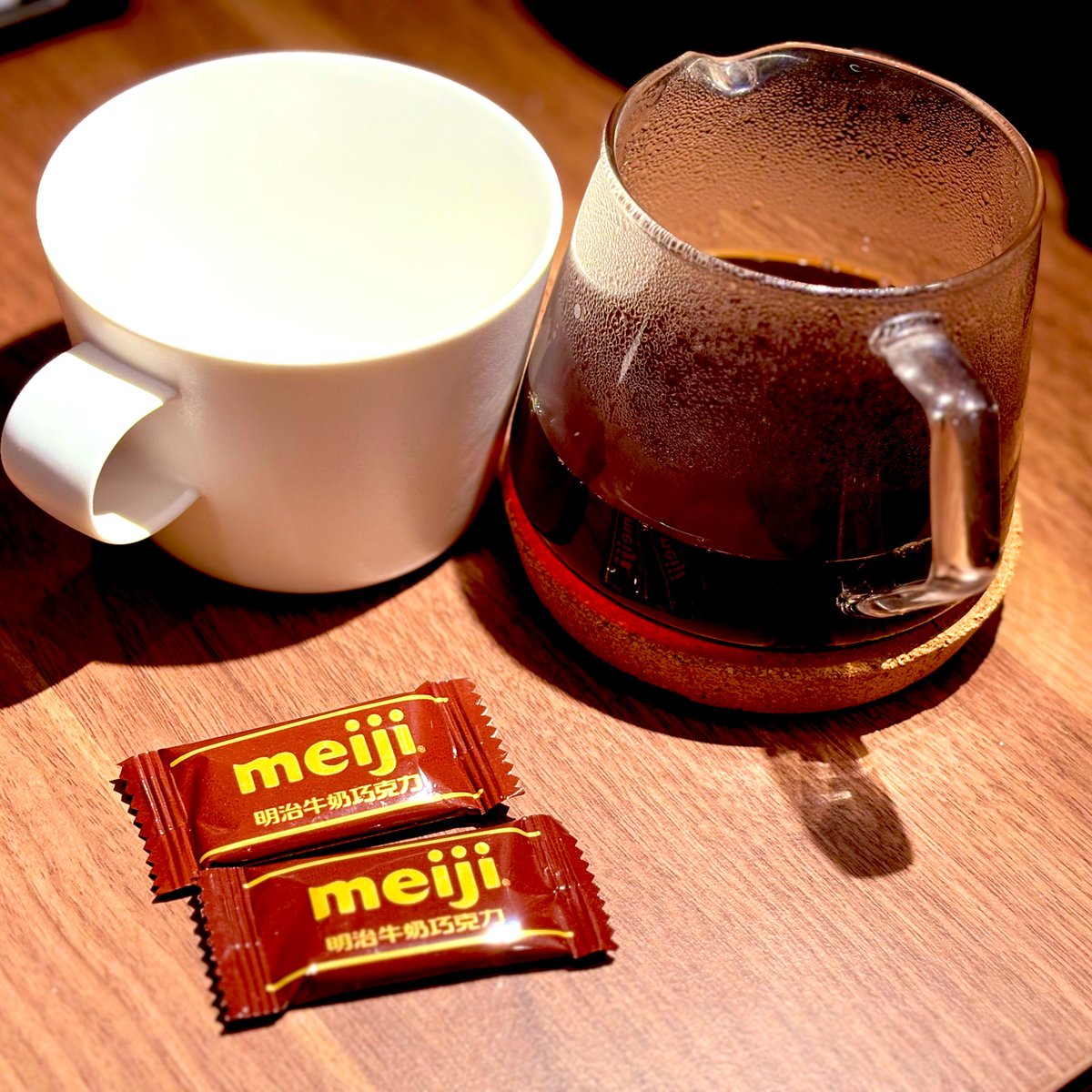 stand_yang5010's tweet photo. やはり金曜日だった夜の夜コーヒー。よかった〜。ロンドンのCLIMPSON AND SONSのディカフェ。もうなくなってきたのでロンドンに買いに行くべきか。。。ペアリングは在庫削減の為、いつものMeijiのチョコレート。Have a nice weekend😎#THIG #UT https://t.co/7xnQYPTnso