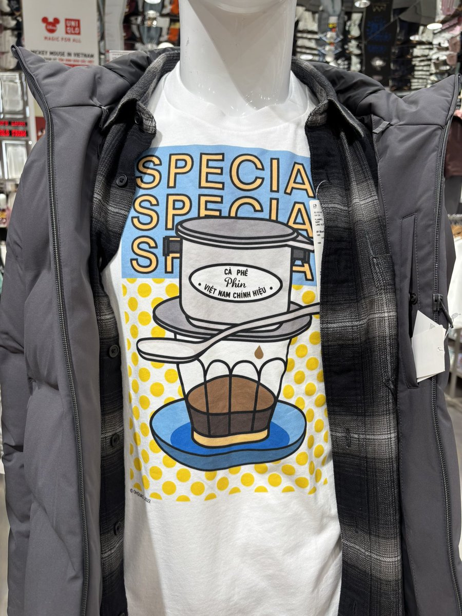 stand_yang5010's tweet photo. やはり金曜日だった夜の夜コーヒー。よかった〜。ロンドンのCLIMPSON AND SONSのディカフェ。もうなくなってきたのでロンドンに買いに行くべきか。。。ペアリングは在庫削減の為、いつものMeijiのチョコレート。Have a nice weekend😎#THIG #UT https://t.co/7xnQYPTnso