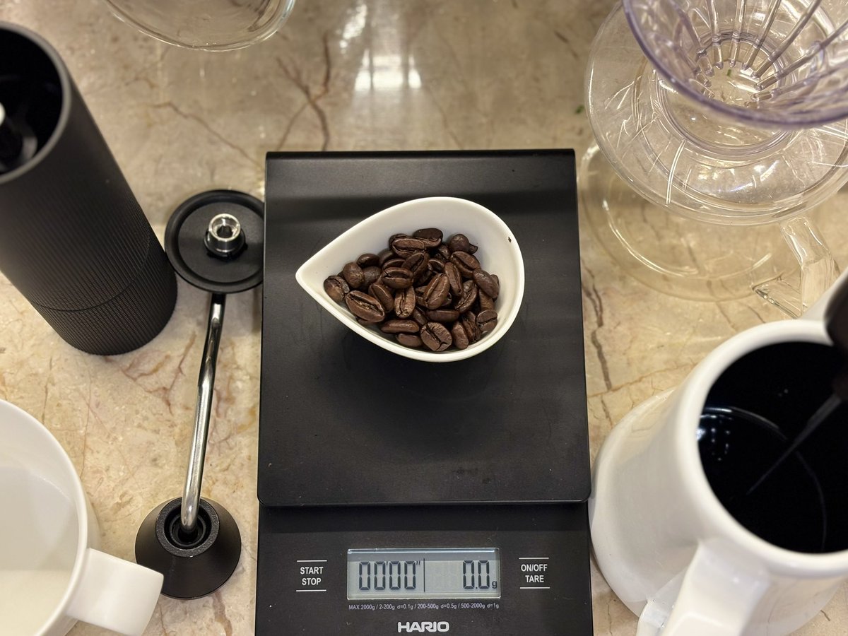 stand_yang5010's tweet photo. やはり金曜日だった夜の夜コーヒー。よかった〜。ロンドンのCLIMPSON AND SONSのディカフェ。もうなくなってきたのでロンドンに買いに行くべきか。。。ペアリングは在庫削減の為、いつものMeijiのチョコレート。Have a nice weekend😎#THIG #UT https://t.co/7xnQYPTnso