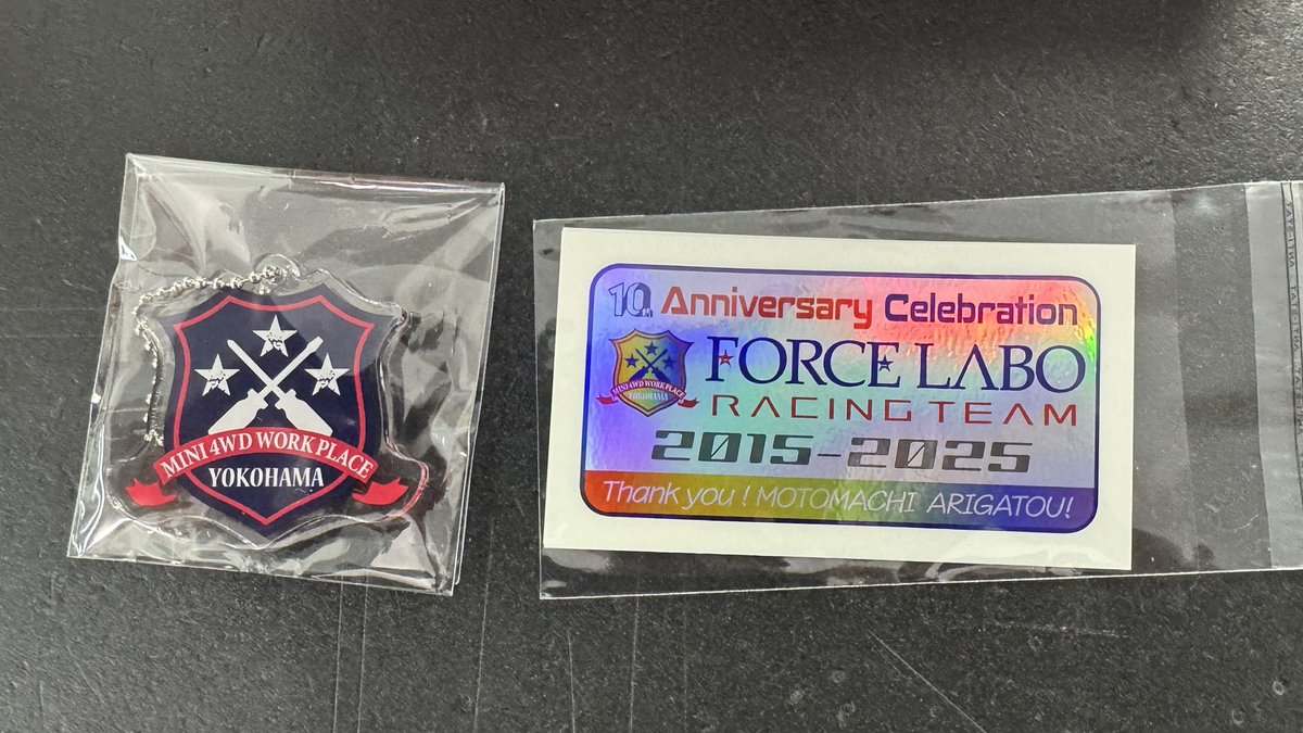 forcelabo's tweet photo. #フォースラボ 公認チーム #FLev の皆が集結😳他のチーム皆様と合同でめちゃ高価な10周年㊗️&amp;第1章完のお祝いとワンオフ記念グッズまで😭
私達 #ミニ四駆 店舗にとって宝は『人』。とかく忘れがちな基本のキ🌲を思い起こさせる彼らこそ『宝』。これからも私達を生温かく見守って下さい🙇  #Baccarat https://t.co/JKaMQYMdYy
