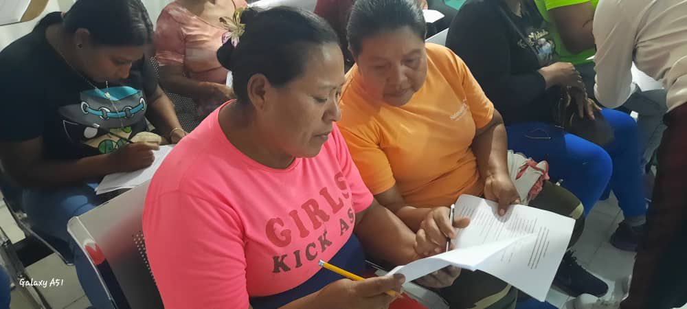 Como parte de nuestra política de mejoramiento continuo de las implementaciones humanitarias, ayer realizamos una sesión de trabajo con beneficiarios del proyecto “Por La Gente” en La Horqueta en Delta Amacuro, para conocer su opinión sobre nuestro desempeño, la pertinencia y