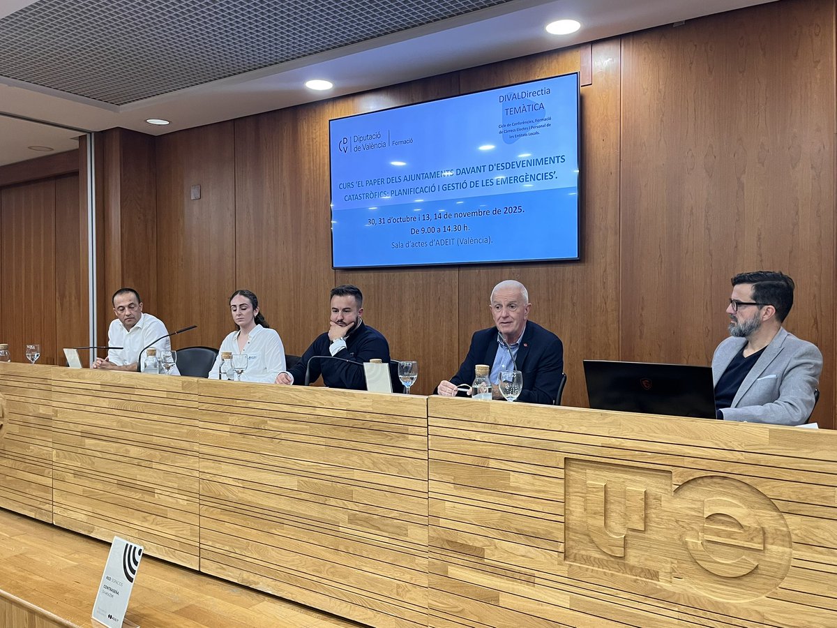 <a href="/AytoDeUtiel/">Ayuntamiento de Utiel</a> <a href="/dipvalencia/">Diputació de València</a> <a href="/GVAbforestals/">Servei Bomber(e)s Forestals GVA</a> <a href="/AjCarcaixent/">Aj. de Carcaixent</a> <a href="/AytoManises/">Ajuntament de Manises</a> <a href="/aytochulilla/">Ayto. de Chulilla</a> 🗣️ Taula redona.

'Experiències en col·laboració de consultores especialitzades en la Comunitat Valenciana en la implantació de Plans d'Emergència'.

- Pablo del Río. Geolat.
- Pau Montalvà <a href="/Medi_XXI_GSA/">Medi XXI GSA</a>.
- Natalia Campaña <a href="/inteligenciacli/">Inteligencia Climática SL</a>.
- Ernesto Navarro. Emerprotec.