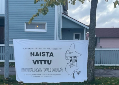 Kimmomi74's tweet photo. Jos tämä olisi viety Honkasalon tai Kiurun kotiin, vasemmisto kirkuisi kuin palosireeni ja Yle julistaisi poikkeustilan. Hesari tekisi kriisinumeron ja A-studiossa höyryttäisiin viikkokausia “äärioikeiston uhasta”, kunnes joku vaatisi Natoa turvaamaan vasemmiston postilaatikkoja https://t.co/pIaQtINTGU