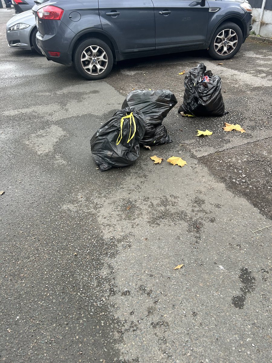 liamcompton88's tweet photo. @Lichfield_DC @BurntwoodTC is this professional to you? They forgot to empty bins 2 weeks ago so residents had extra rubbish this week. Now these bags will be left for animals to break open and eat there way through before the volunteers put them in red bags for you to collect. https://t.co/2FH0n7l7zY