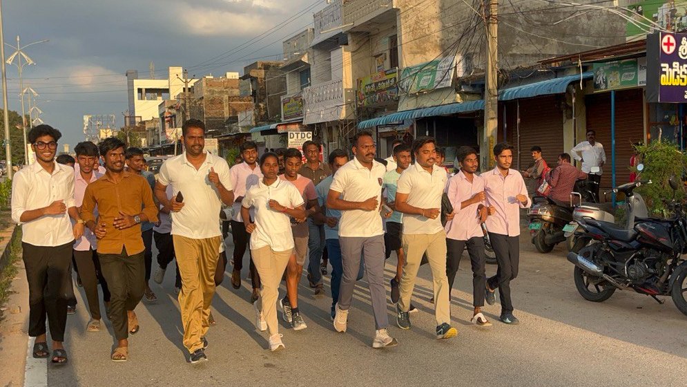 Alair_PS's tweet photo. Today, on the occasion of the 150th Birth Anniversary celebration of Sardar Vallabhai Patel, "Run for Unity" a 2 km run program was conducted at Alair Ploce Station Limits, with 50 members, along with police staff have participated in this program. https://t.co/muAqqODND1