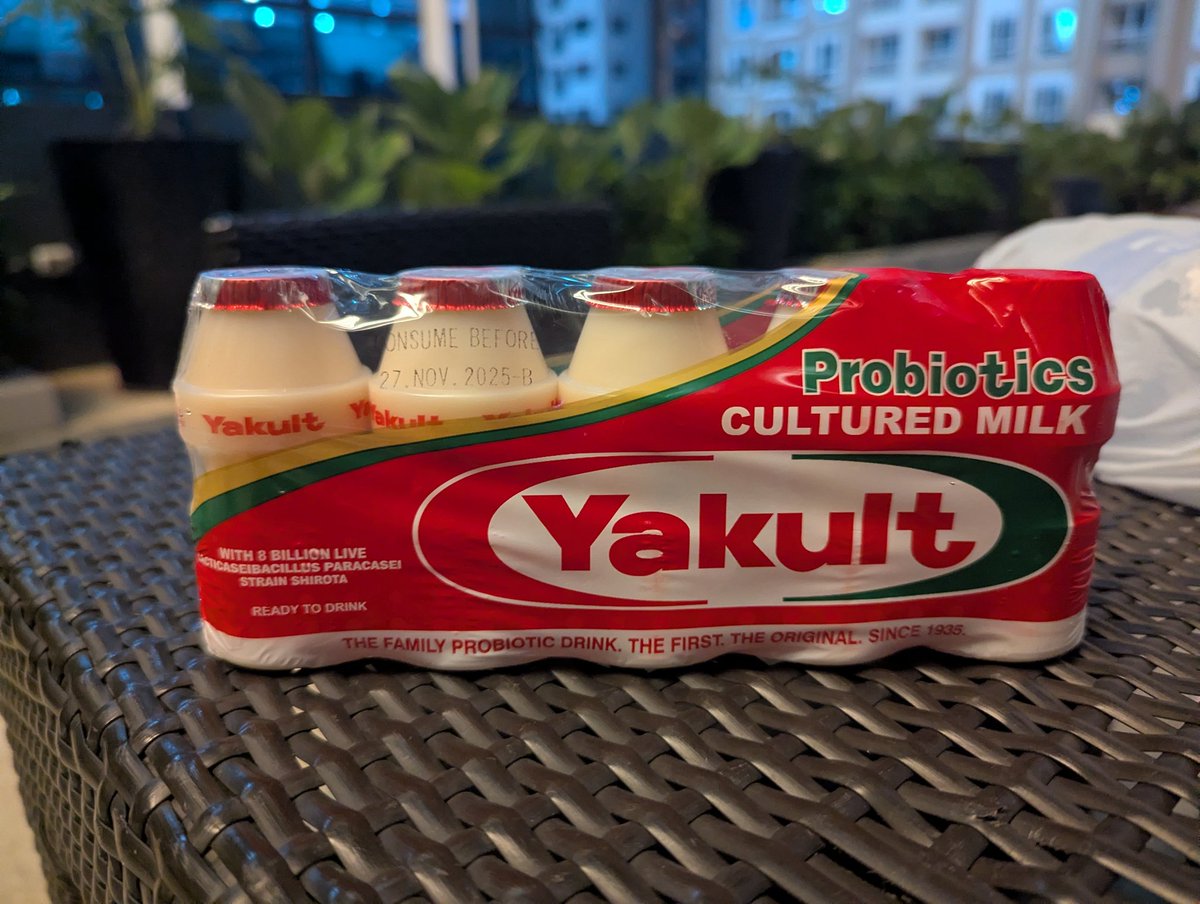 Umising's tweet image. 学校の先生が、ポカリで下痢が治まらないならヤクルトだよ！って言うから、最後にスーパーに買い物に行ったら、マジで売ってるし5個パック。
明日のフライト出国審査前までに飲みきれる自信はあまりない😂
(あと27時間ほど)