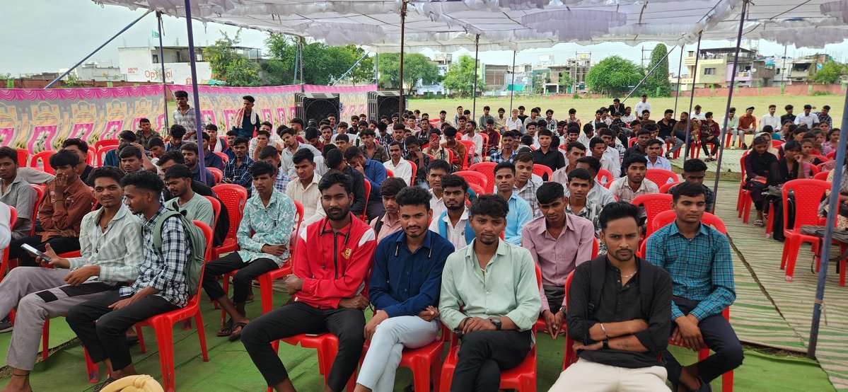 AntarsinghArya's tweet image. आज मध्य प्रदेश के सेंधवा स्थित वीर बलिदानी खाज्या नायक शासकीय स्नातकोत्तर महाविद्यालय में युवाओं से संवाद किया।
संवाद के दौरान विद्यार्थियों को जीवन में उच्च आदर्श, परिश्रम और समाज सेवा की भावना से आगे बढ़ने का प्रेरक संदेश दिया।