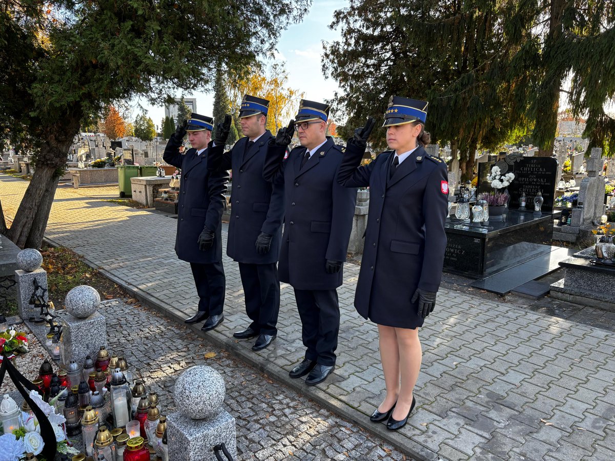 KRadomiu's tweet photo. 31 października 2025 roku, Zastępca Komendanta mł. bryg. Konrad Neska wraz z delegacją funkcjonariuszy z Komendy Miejskiej Państwowej Straży Pożarnej w Radomiu odwiedzili groby zmarłych strażaków. https://t.co/6l84Vios5Q