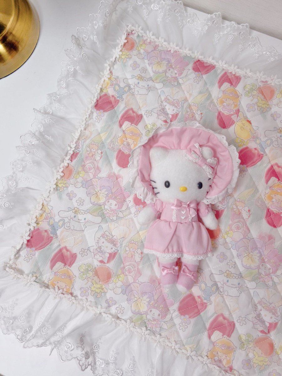 꽃의요정들 데스크매트🌷
심심했던 책상을 화사하고 사랑스럽게😘
프릴빵빵 테이블매트 하나정도는 있어야 사진 찍을 맛 나죠❤️