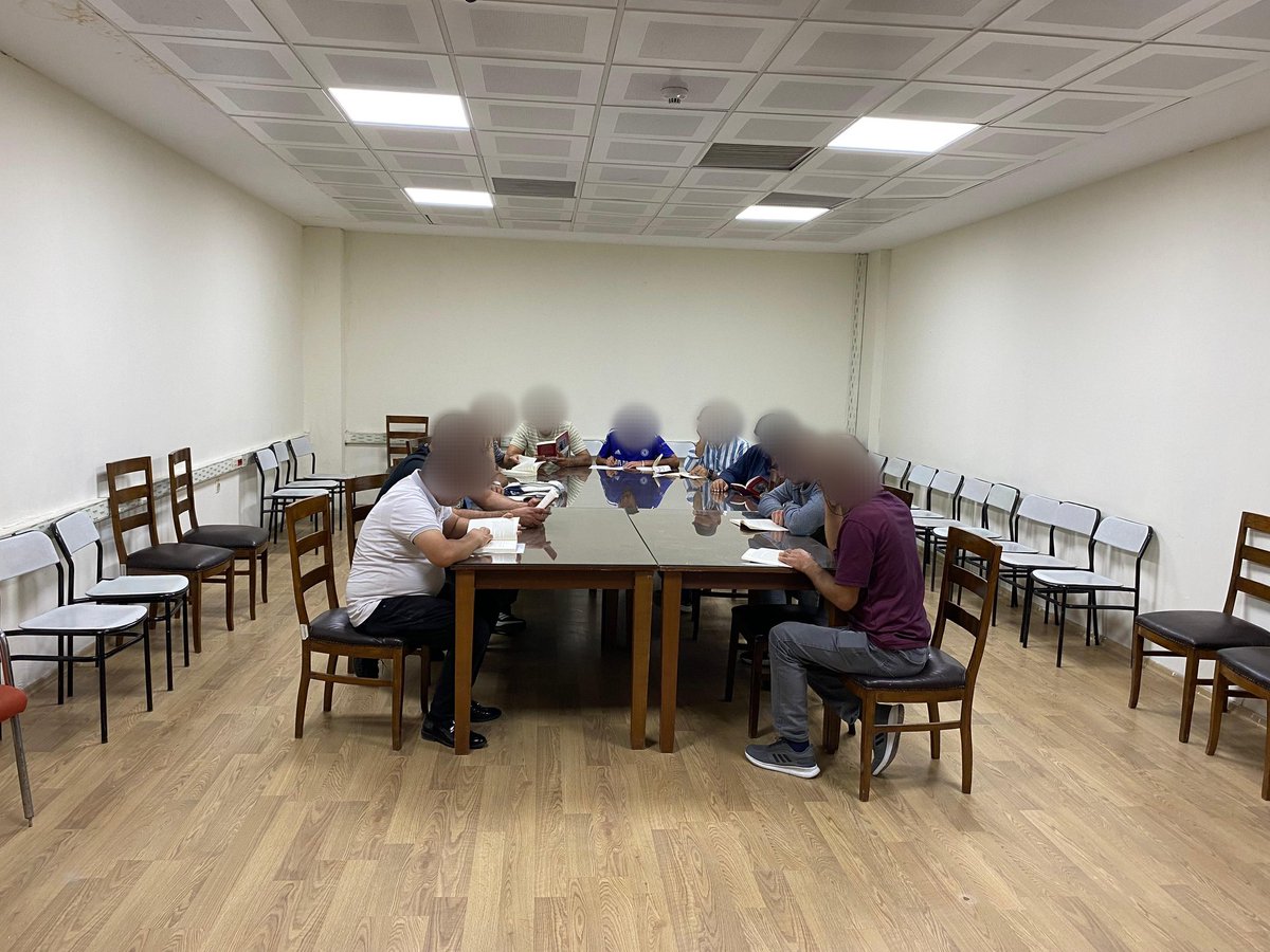 KahramanmarasDS's tweet photo. "Kitapla Yeniden Başlangıç" etkinlikleri kapsamında yükümlülerin sosyal ve kültürel gelişimlerine katkı sunmak amacıyla müdürlüğümüz Uzman Öğretmeni Alper Şükrü KARAKÜÇÜK ve Öğretmen Sinan SÜNBÜL tarafından kitap okuma etkinlikleri yapılmıştır. #cte #dsdb #kitaplayenidenbaşlangıç https://t.co/5lCExzg33p