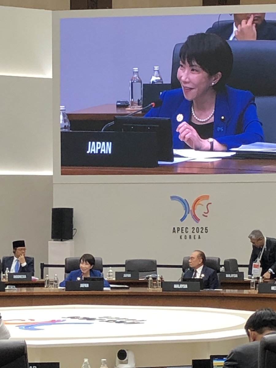 「より連結し、強靱な地域に向けた取組とその先へ」をテーマとしたＡＰＥＣ首脳会議第１セッションに出席しました。
私からは、世界経済の不確実性が高まる中、アジア太平洋地域が成長の原動力であり続けるためには、貿易・投資や官民連携を通じたイノベーションが不可欠である旨などを発言しました。