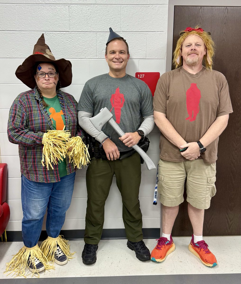 CESCounselor13's tweet photo. We love Halloween at @cannonsburgelem! #HappyHalloween @RelifordChristy https://t.co/UWNO1QGIPo