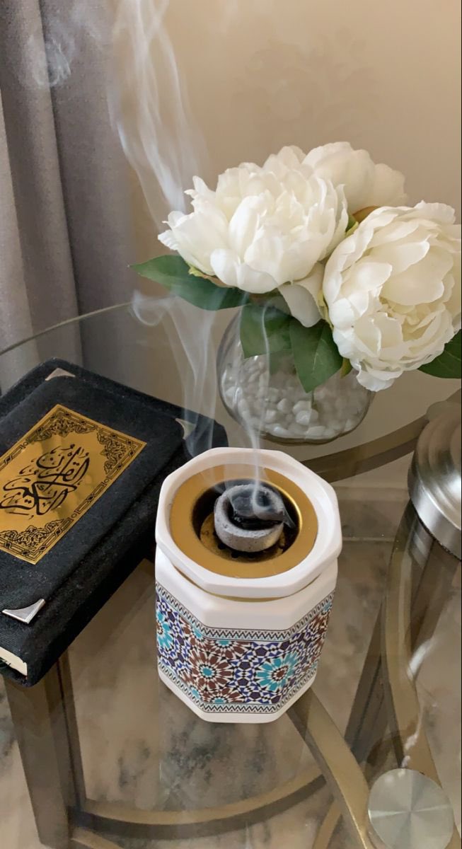 #يوم_الجمعة

صباحُ ومساء جمعة جديد ، وڪلُّ يوم يعيشه المؤمن غنيمة؛ تلاوة هادئة ، عود بخور ، ودرس ممتع ومفيد .

الحمد لله على نعمة يوم الجمعة ، فاصلة تقطع الغم مهما ڪبر واتصل ، ووقتٌ سعيد له في القلب وقع مختلف 🤎.