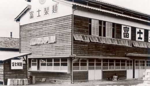 【サッポロ一番の誕生秘話】🍜✨

実は「サッポロ一番」は群馬県前橋市発祥！

「サッポロ一番」と名付けられた理由は、当時の札幌ラーメンブームにあやかり、札幌の味を全国に広めるため🏔️✨ 

また、サッポロ一番はみそではなく、しょうゆラーメンからスタートしてるんです😳

意外ですよね🧐