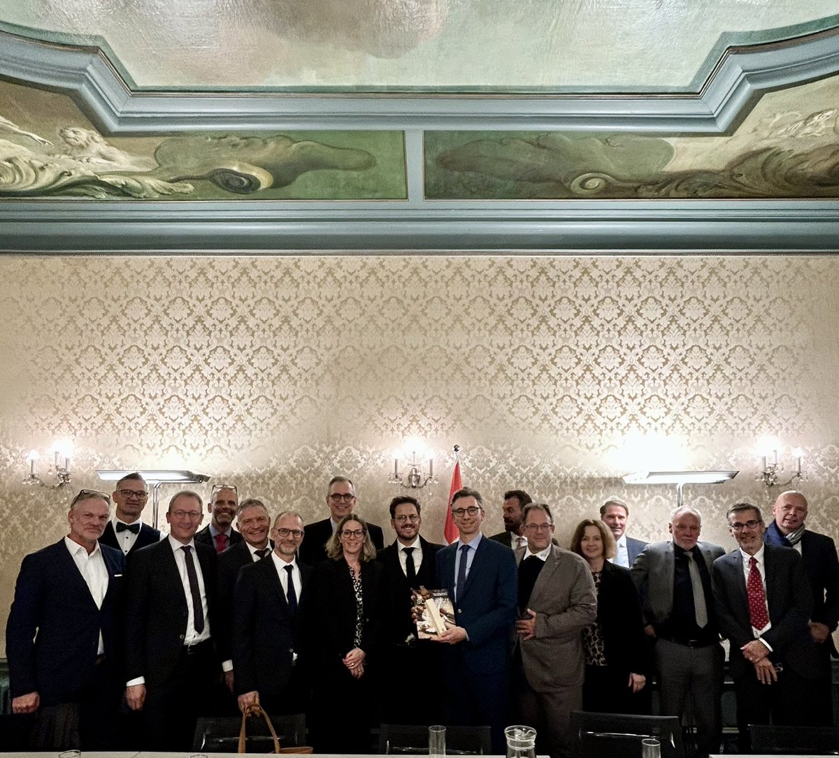 Directors of #Vocational Education &amp; Training #VET Institutes of <a href="/KantonBern/">Kanton Bern</a> met with DHOM Grass to understand common challenges &amp; opportunities in professional education and to discuss exchanges of teachers and students between🇨🇭&amp; 🇳🇱 <a href="/MBORaad/">MBO Raad</a> <a href="/SBFI_CH/">SBFI SEFRI SERI</a>