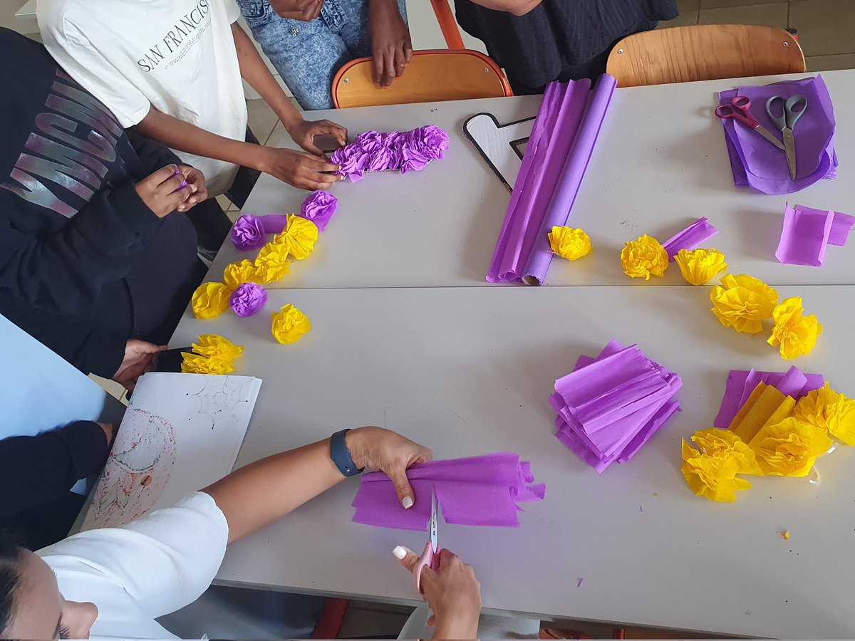 JA_Montgaillard's tweet photo. Entre joie et épouvante : #DiaDeMuertos et #Halloween! Plongée dans les cultures anglo-saxonnes et mexicaines ce vendredi 31 octobre au collège @JA_Montgaillard @AcLaReunion https://t.co/W83UMPCHjm