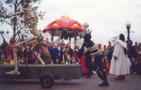 PixiedustDLP's tweet image. The first Halloween parade / cavalcade in Disneyland Paris. These photo's that I took are about 25 years old. See also a pumpkin as a stage on Central Plaza for live music.
#disneylandparis #disneyhalloween #disneyparks