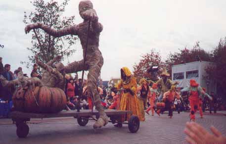 PixiedustDLP's tweet image. The first Halloween parade / cavalcade in Disneyland Paris. These photo's that I took are about 25 years old. See also a pumpkin as a stage on Central Plaza for live music.
#disneylandparis #disneyhalloween #disneyparks
