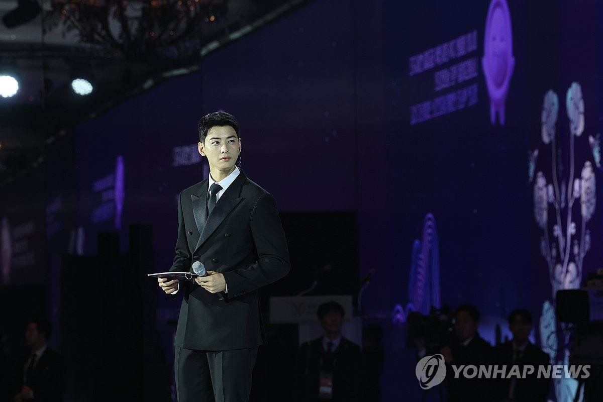JhoselinSantos's tweet photo. Cha Eun Woo APEC Gala Dinner #차은우 #CHAEUNWOO https://t.co/nkd7LV8tOk
