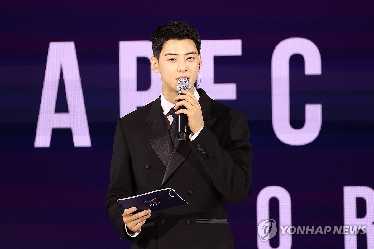 JhoselinSantos's tweet photo. Cha Eun Woo APEC Gala Dinner #차은우 #CHAEUNWOO https://t.co/nkd7LV8tOk