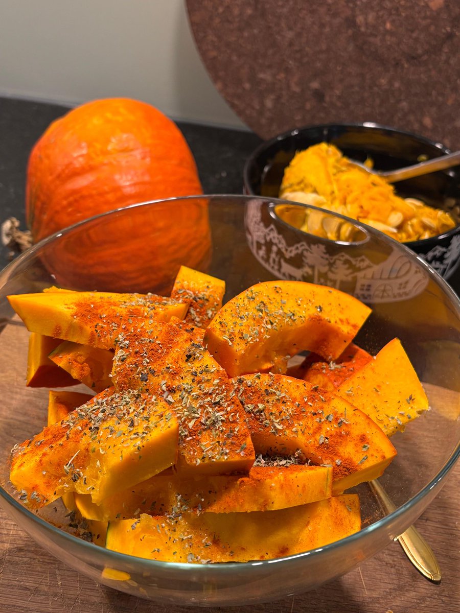SimplyBetterCH's tweet image. Local products and some magic in the kitchen. 
Pumpkin with honey and goat cheese is just a delightful side! U should try. 
#pumpkin #healthy #localproduct #switzerland #fitness #lifestyle