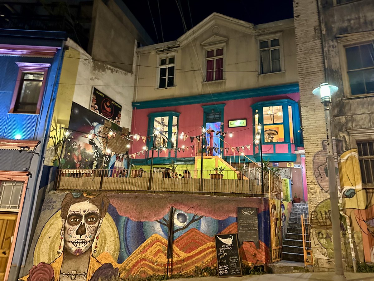 🎃 Valparaíso se llena de colores, máscaras y tradición 🕯️. Descubre el mejor lugar para celebrar Halloween y el Día de Muertos en el puerto. 👻💀
👉 Lee el artículo completo aquí: apuntesyviajes.com/2025/10/29/don…
#apuntesyviajes 🧳🌎 #ValparaísoChile #TurismoChile 🛫🇨🇱