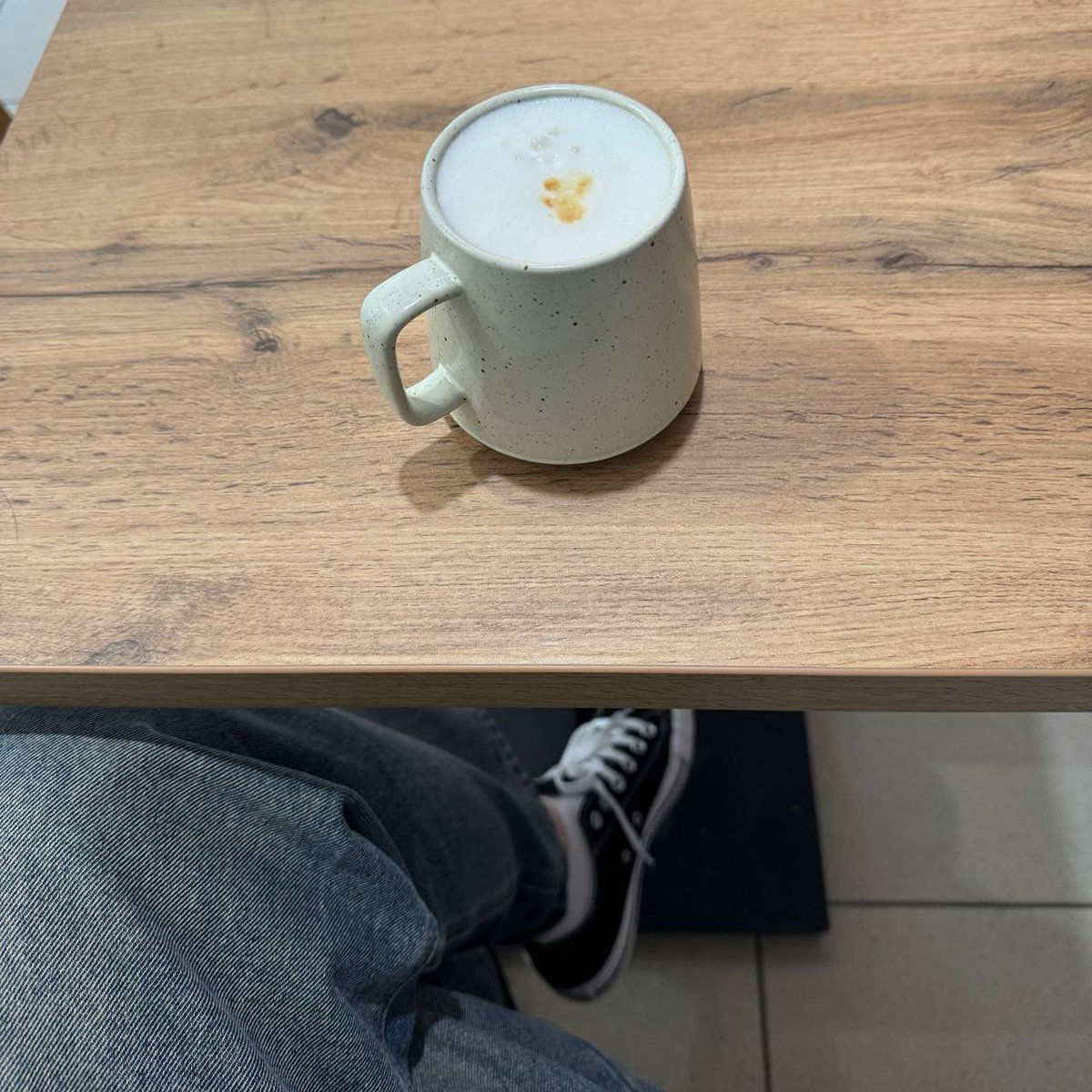 rithoughtss's tweet photo. опять в краснодаре друзей не осталось все разъехались сижу пью оверпрайс кофе одна. https://t.co/otBCWzIMp5