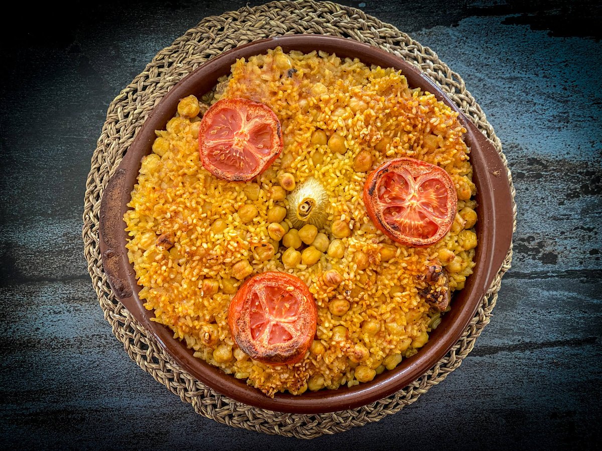 Discover our favorite traditional Spanish rice recipes! 🍚🇪🇸 Beyond classic Valencian paella, these are the dishes our family loves to cook and enjoy at home. #SpanishFood #RiceLovers Read: vivaspanishkitchen.com/best-tradition…