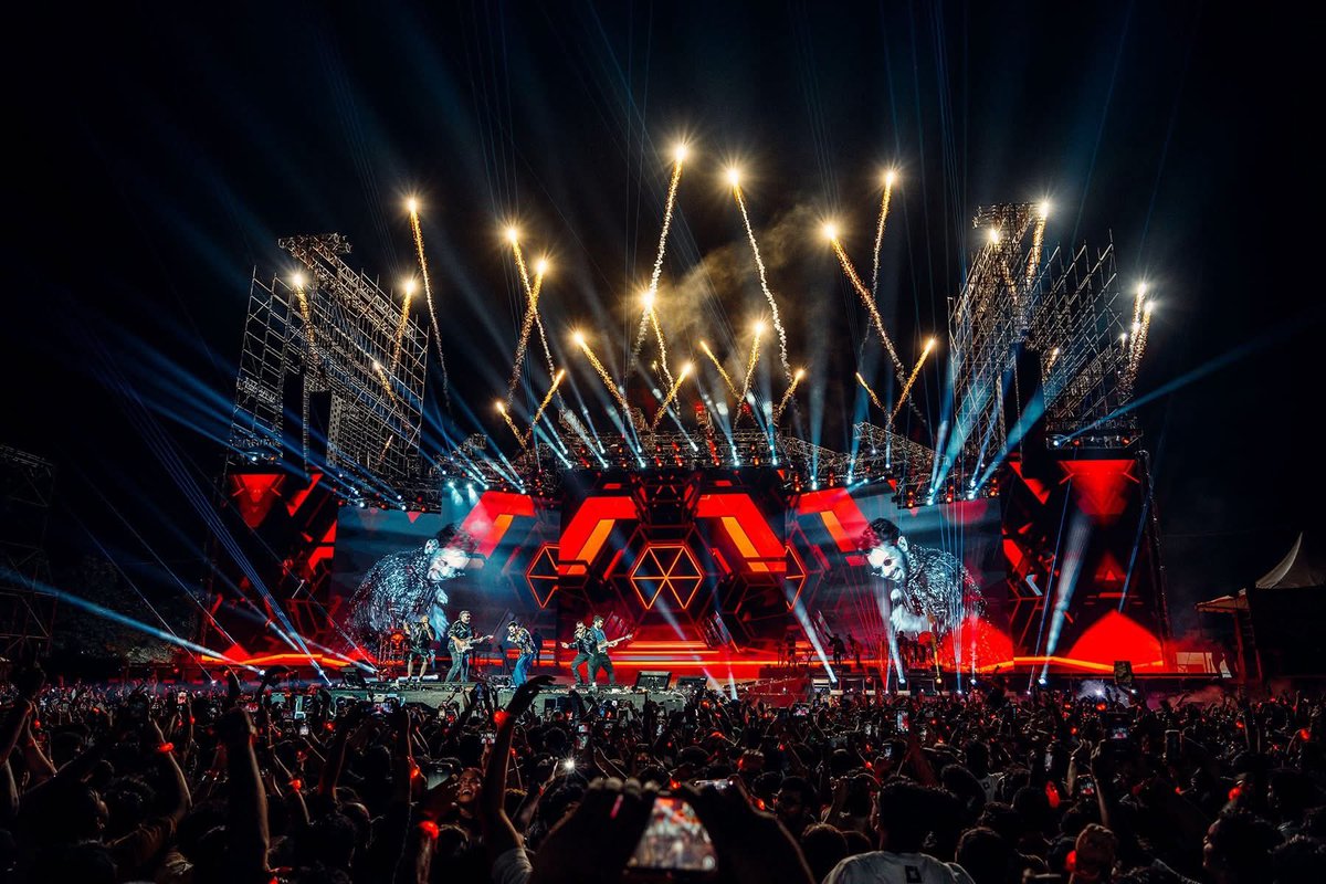 Robelighting's tweet image. Indian superstar Anirudh played a homecoming show as the finale to his “Hukum” world tour in Chennai, India, with a lighting design by Bala Subramanya, Albin Biju &amp;amp; Guru Somayaji from design studio, 369 Design Lab, using @Robelighting #iFORTE LTX FS running on #RoboSpot systems.