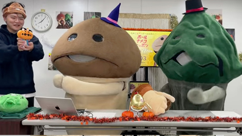 nameko_crowd's tweet image. 本日のBNNにて「ブランケットinぬいぐるみクッション」を使っての「枯れたのだーれだ?ゲーム」♪
こんな使い方もできますね❗️

▼BNN花菌「枯れたのだーれだ?ゲーム」
youtube.com/live/BzYGjXFRf…

#なめこ屋　nameko-ya.com

#なめこ #枯れなめこ  #ブランケット #ぬいぐるみ #クッション #bnn