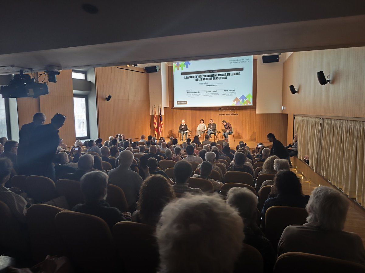 tonistrubellt's tweet photo. Vicent Partal diu que la gent no acaba d'adonar-se del grau de decrepitud de la democràcia a l'Estat espanyol en tots els camps i insisteix que és Catalunya que ho ha provocat @vilaweb @assemblea #simposi https://t.co/IiEMe6t3wZ