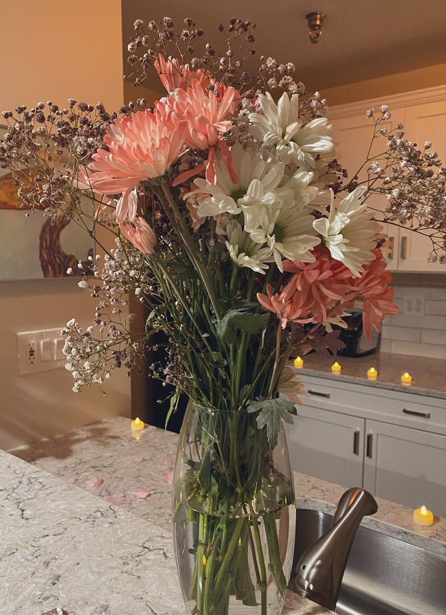 kaleysuniverse's tweet photo. i’m a lovergirl or whatever 💐 decorated the air bnb for our one year anniversary 🩷🤍 https://t.co/43tZmsu8rR