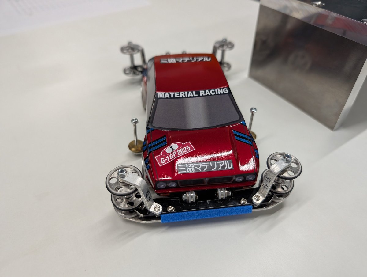 TOYAMA_CUP's tweet photo. G-1GP参加車両その6(試作中)
アルミ＆マグネシウムの超軽量ボディにアルミ製サスペンションはショックアブソーバー付き！？
製造業オリジナルミニ四駆の到達点を毎年引き上げる名マシン！
今年は優勝なるか！？

#ミニ四駆
#企業団体対抗ミニ四駆
#富山のものづくり https://t.co/WrKzRmv6hf