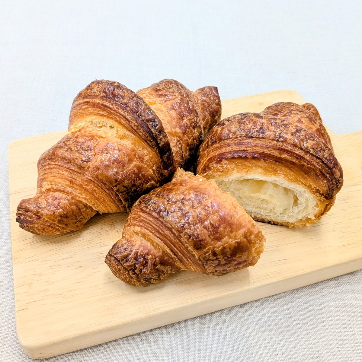 クロワッサン

兵庫県産小麦をひいた小麦粉「北野坂」に、バターをたっぷり用いたリッチなクロワッサン。表面はカリッとして、中はしっとり、かみしめればバターの風味がじんわり広がります。軽くリベイクするとおいしさアップ。
wkobe.jp/bread/20251102/