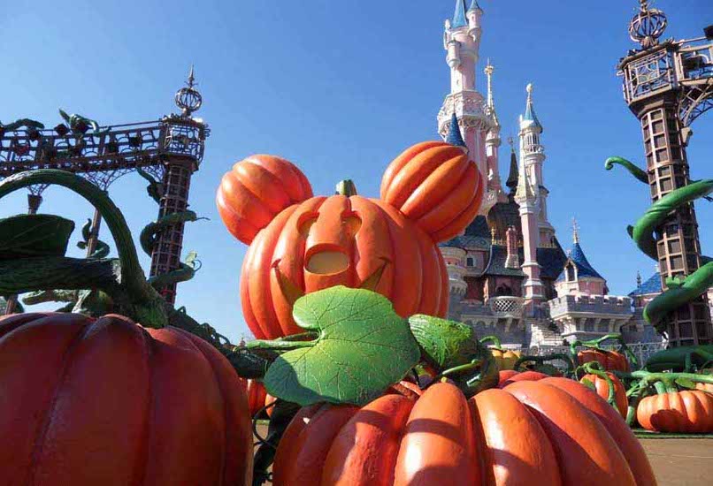 PixiedustDLP's tweet image. Disney Halloween Festival 2011 - The Royal Castle Stage was the setting for a Halloween show: Mickey's Halloween Treat in the Street, and was therefore beautifully decorated with a huge Mickey pumpkin. #disneylandparis #disneyhalloween #disneyparks